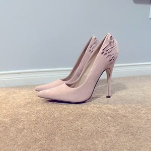High heeled light pink pumps